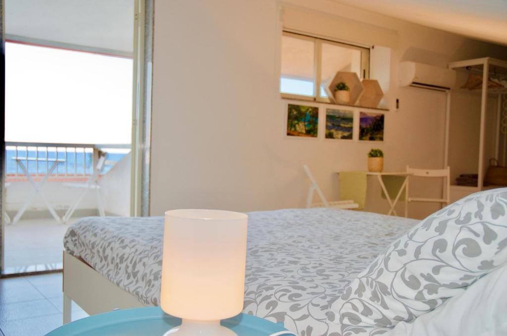 Postel nebo postele na pokoji v ubytování BeachFront Rooms Marina di Ragusa