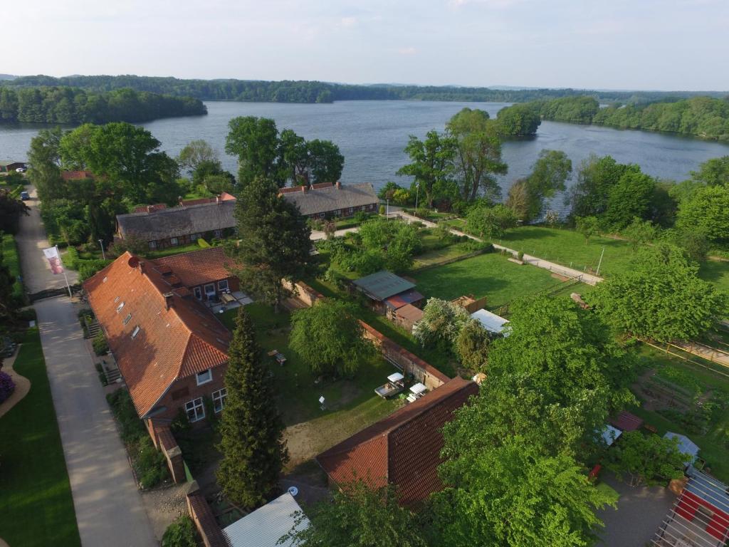 - une vue aérienne sur une maison avec une rivière dans l'établissement 4 Sterne Wohnen "Zum alten Forsthof" am Schlosspark, App 3 "wunnerbor", à Eutin