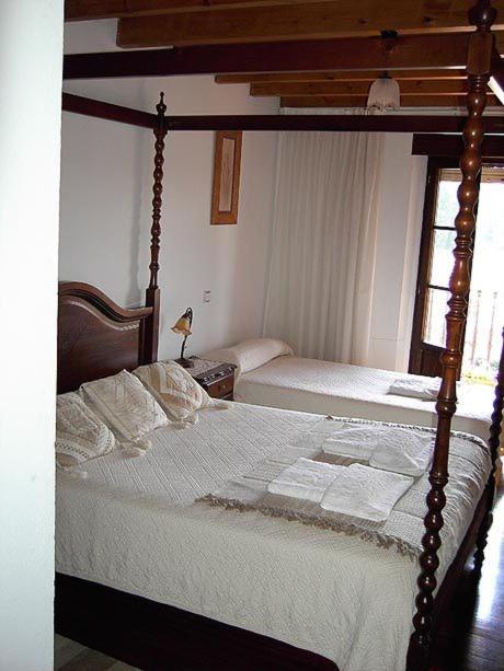 A bed or beds in a room at Hotel Rural El Rincón de Gadea