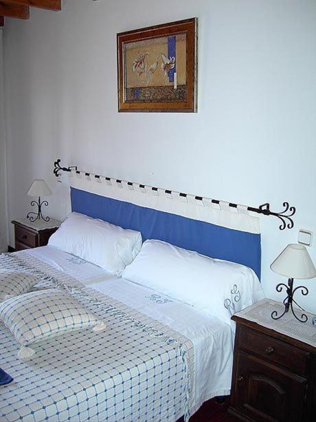 A bed or beds in a room at Hotel Rural El Rincón de Gadea