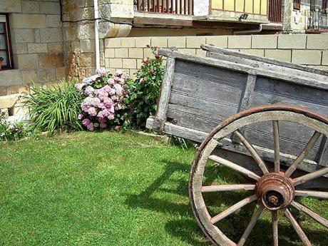 A garden outside Hotel Rural El Rincón de Gadea