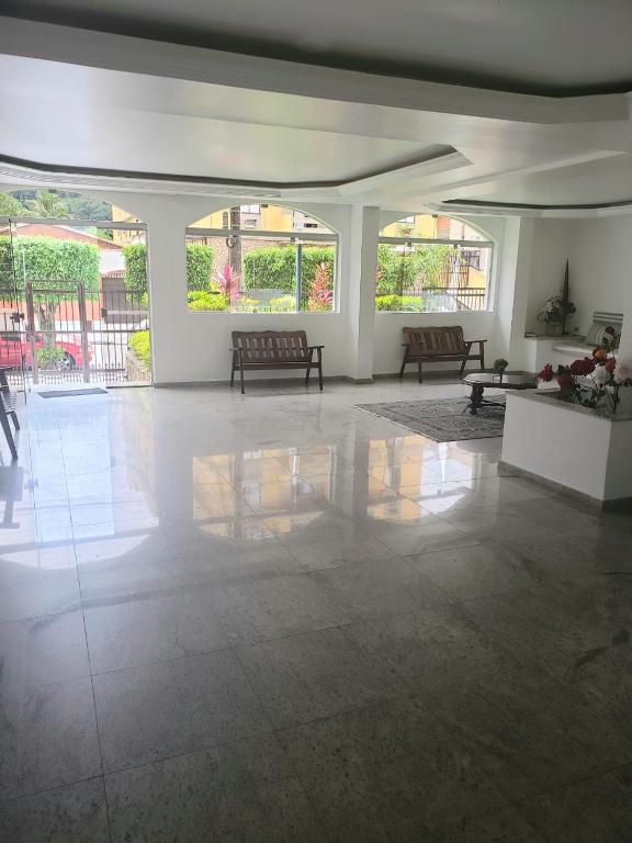  Apartamento 2 quartos na praia enseada do Guarujá-SP