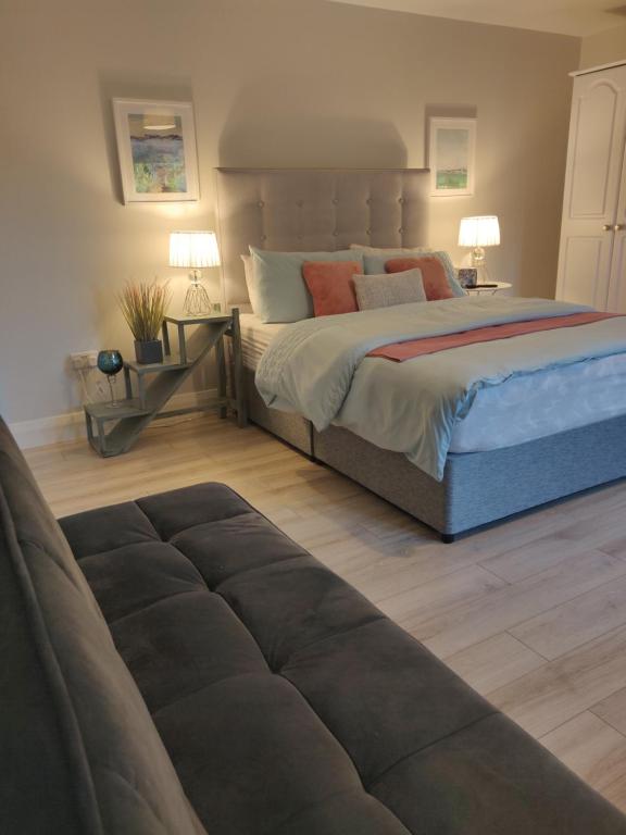 1 dormitorio con 1 cama grande y 1 sofá en Apartment, en Letterkenny