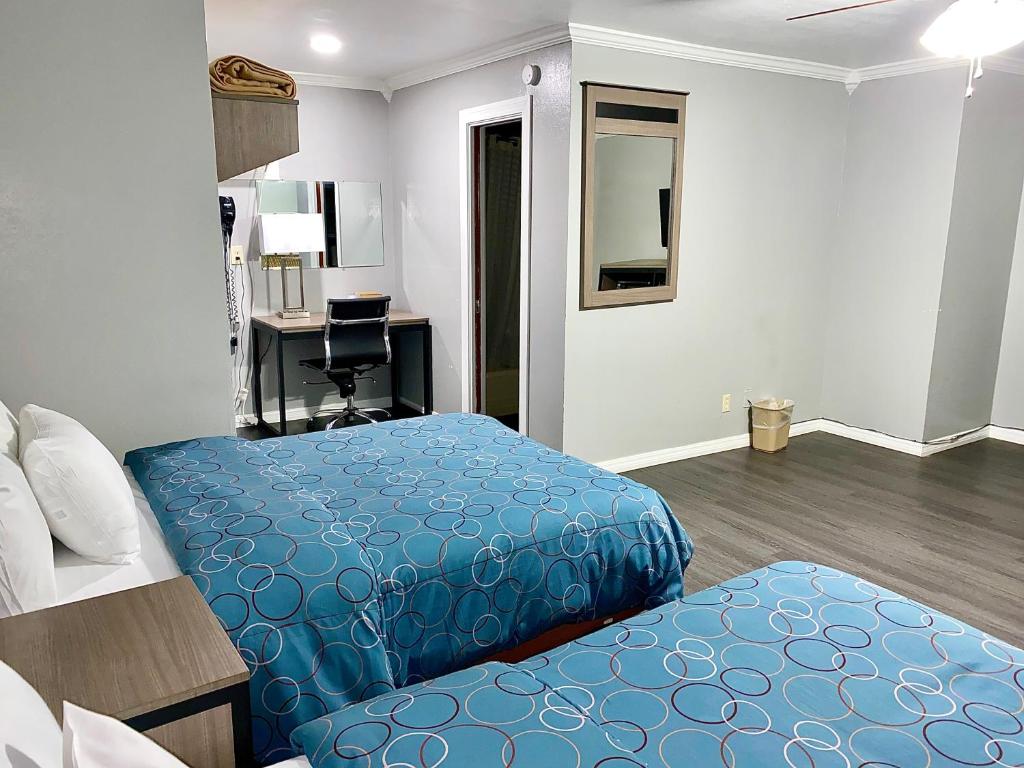 Katil atau katil-katil dalam bilik di Budget Host Inn