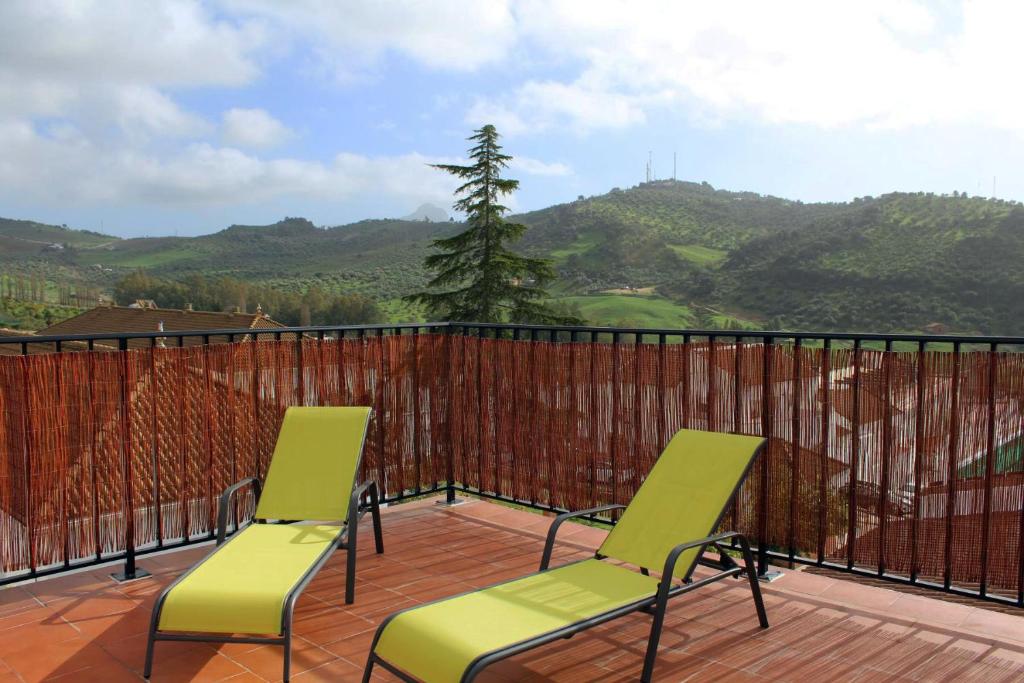 2 Stühle auf einer Terrasse mit Bergblick in der Unterkunft Casa juan in Algodonales