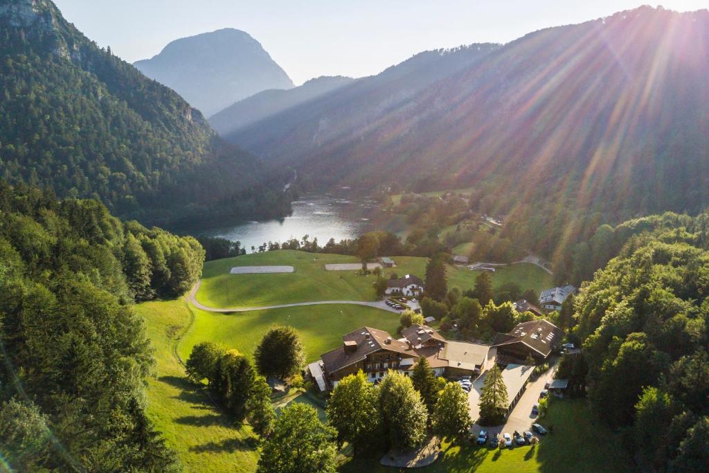 eine Luftansicht eines Hauses in den Bergen in der Unterkunft Hotel Seeblick in Bad Reichenhall