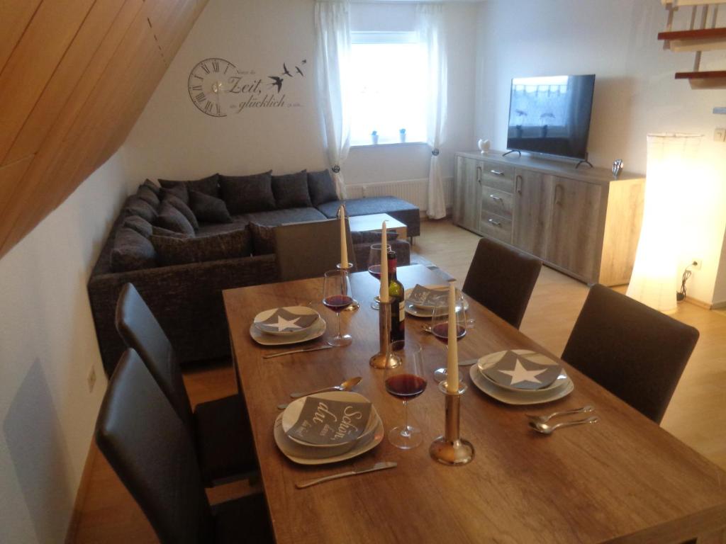 comedor con mesa y sofá en Ferienwohnung Kapust, en Hessisch Oldendorf