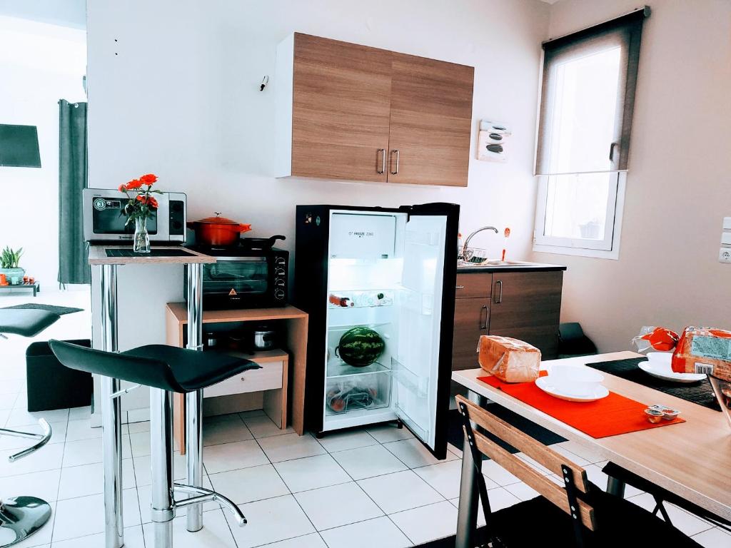 Kuchyňa alebo kuchynka v ubytovaní STUDIO POSEIDONIA apartment 75sqm CORINTH CANAL