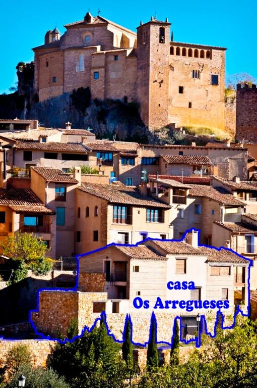 un grupo de edificios frente a un castillo en Casa Rural Os Arregueses, en Alquézar