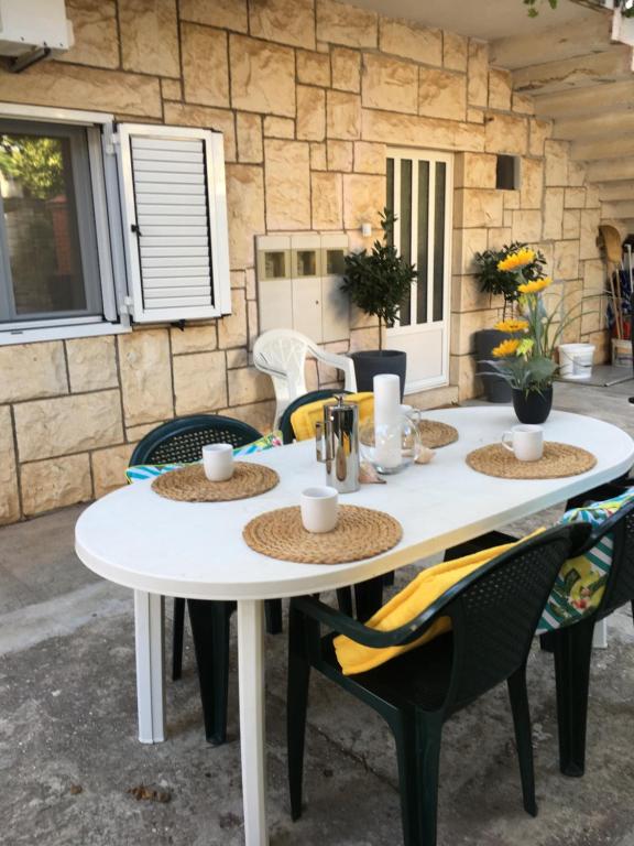Patio alebo iná vonkajšia časť ubytovania Apartment Marina Komiza