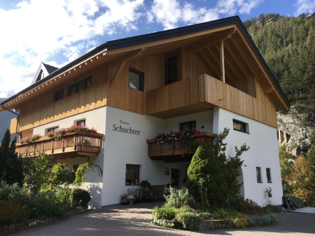 un edificio con 2 balcones en un lateral en Haus Schuchter, en Pfunds