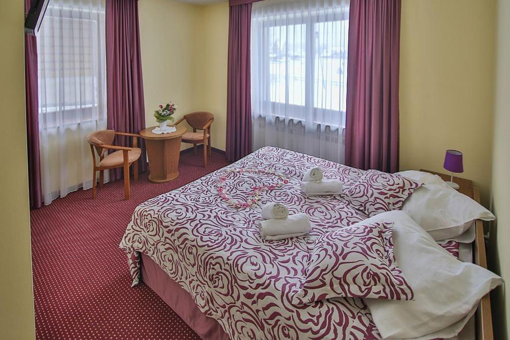 pokój hotelowy z łóżkiem i stołem w obiekcie Ośrodek Wypoczynku Dziubas Jan - 500 m od Stacji Narciarskiej Kaniówka w mieście Białka Tatrzanska