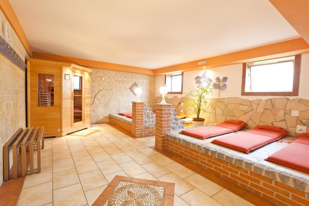 Postel nebo postele na pokoji v ubytování Resort Hotel Seebauer Gut Wildbad