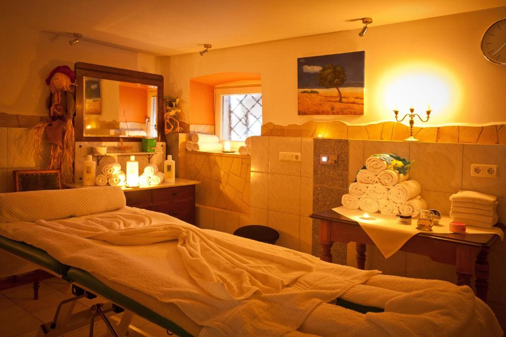 Postel nebo postele na pokoji v ubytování Resort Hotel Seebauer Gut Wildbad