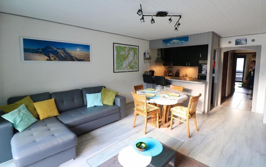 uma sala de estar com um sofá e uma mesa em Chamonix centre, 51m2, vue Mt Blanc, 2 à 6 pers, 2 balcons em Chamonix-Mont-Blanc