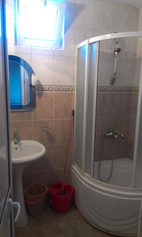 Koupelna v ubytování Guesthouse Sinani