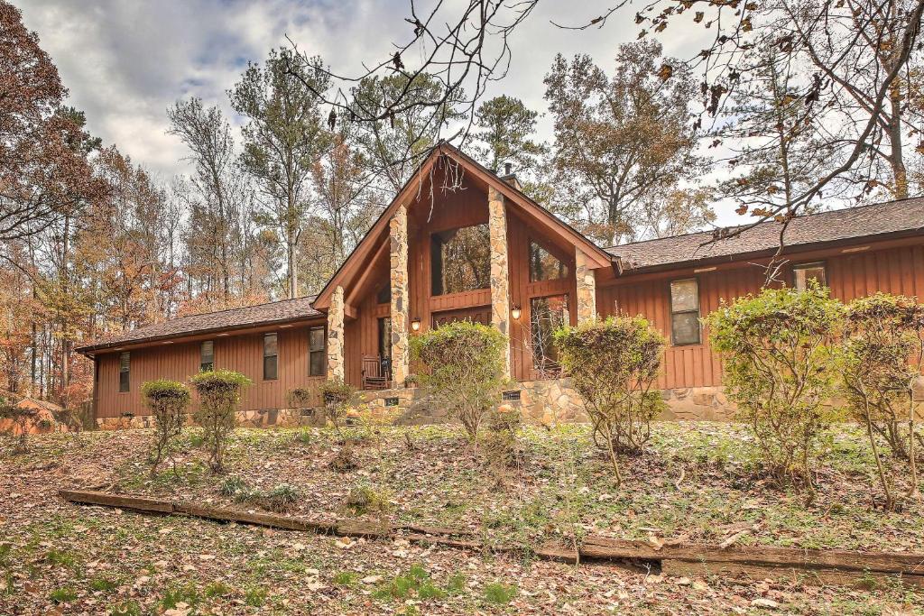 Luxe Spacious Stone Mountain Retreat with Sauna!, Stone Mountain