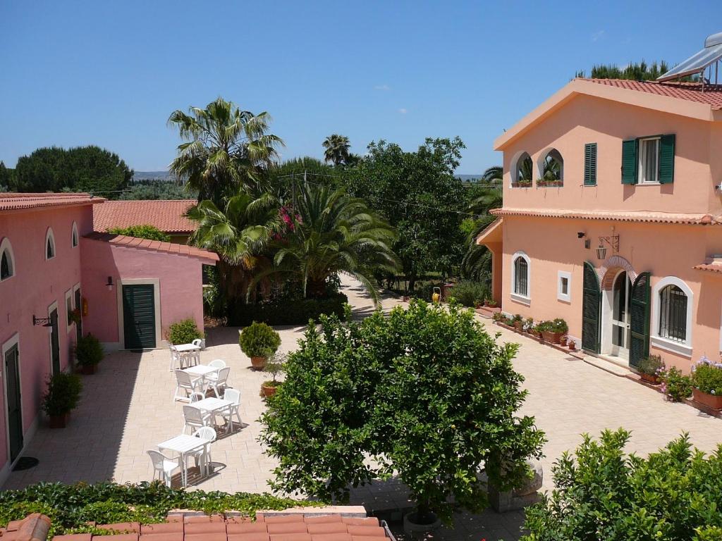 - une vue aérienne sur une maison avec des chaises et des arbres dans l'établissement Agriturismo Limoneto, à Case Monterosso
