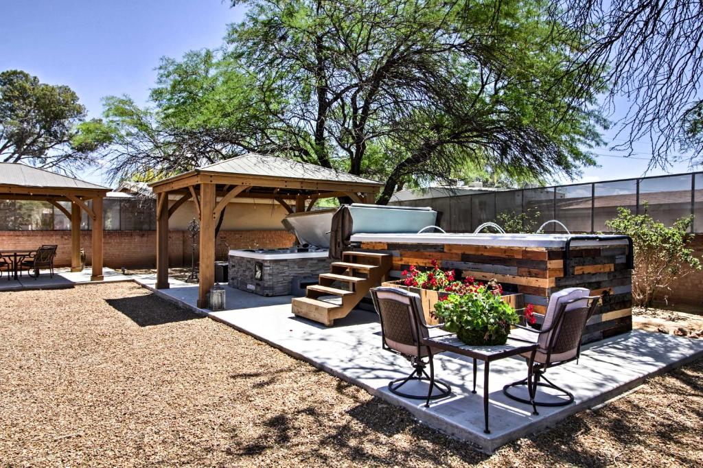 d'une terrasse avec un barbecue, des chaises et une table. dans l'établissement Exquisite Tucson Casita by Panto River Park Trail!, à Tucson