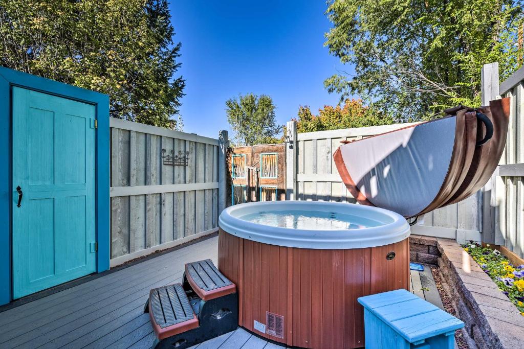 uma banheira de hidromassagem sentada num deque com dois bancos em Cozy Taos Studio with Patio, 3-Block Walk to Plaza! em Taos