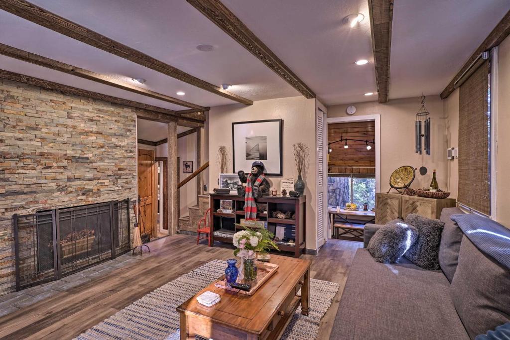 Gallery image of Cozy, Pet-Friendly Mtn Cabin 1 Mi to Lake Gregory in Crestline