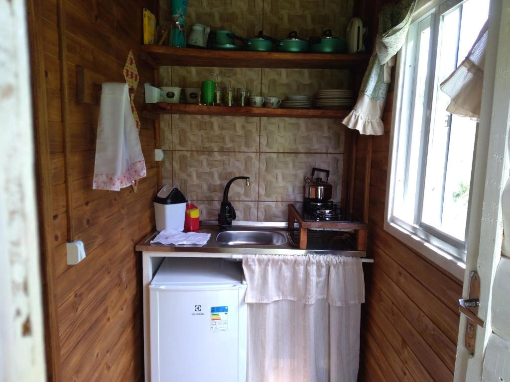 烏魯比西的住宿－Cabanas Fazenda da Raia，一间带水槽和炉灶的小厨房