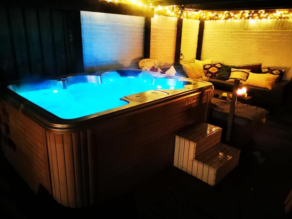 uma banheira de hidromassagem num quarto escuro com luzes em Chill & Party em Breda