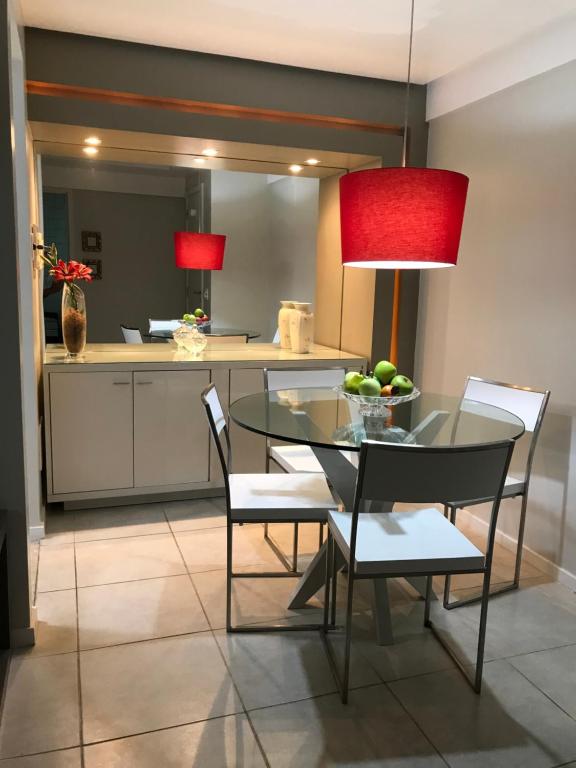 comedor con mesa y sillas y cocina en JTR-Condominio a Beira Mar, en Maceió