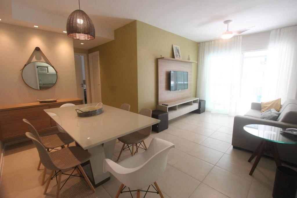 sala de estar con mesa, sillas y sofá en Apartamento NOVO Beira Mar JTR, en Maceió