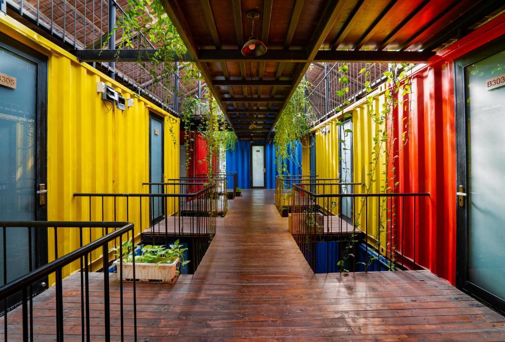 un pasillo de edificios de colores brillantes con un pasillo en Rom Casa Hostel Da Nang en Da Nang