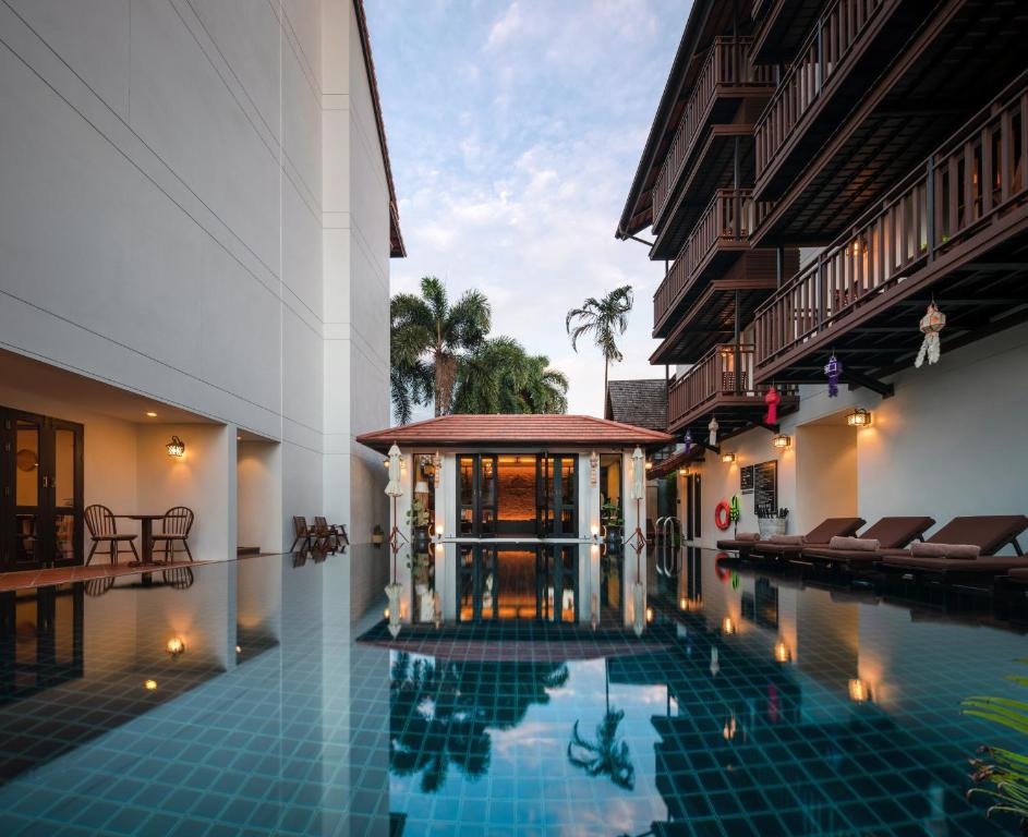 - une piscine au milieu d'un bâtiment dans l'établissement El Barrio Lanna- SHA Extra Plus, à Chiang Mai