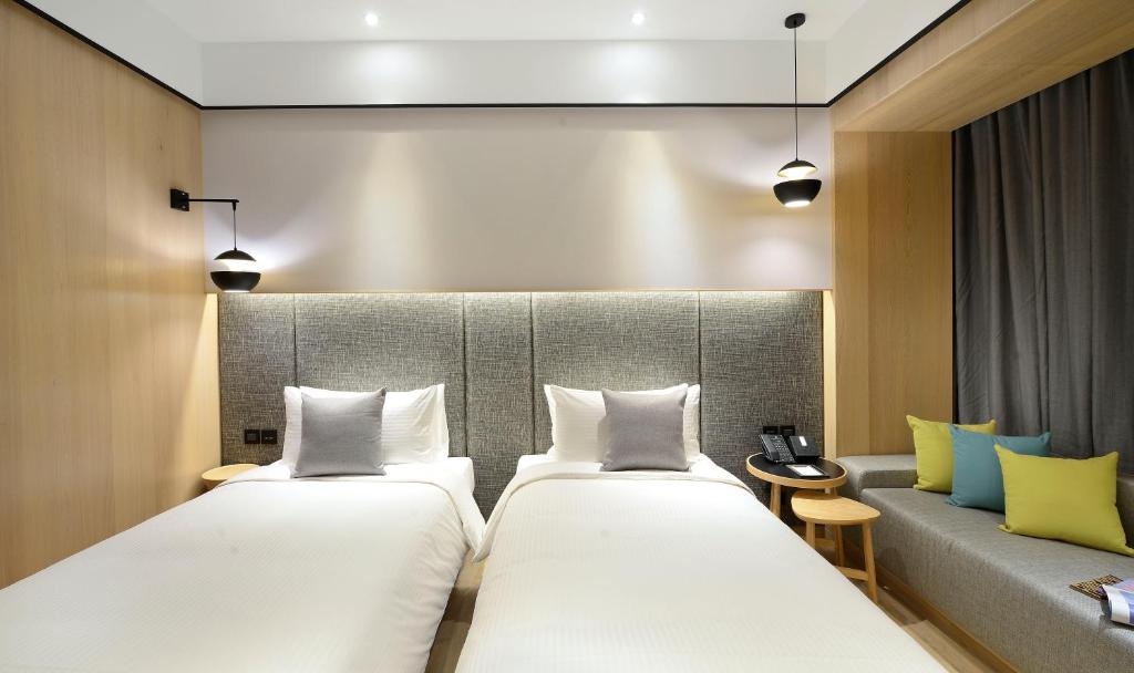 Postel nebo postele na pokoji v ubytování Evergreen Palace Hotel Chiayi