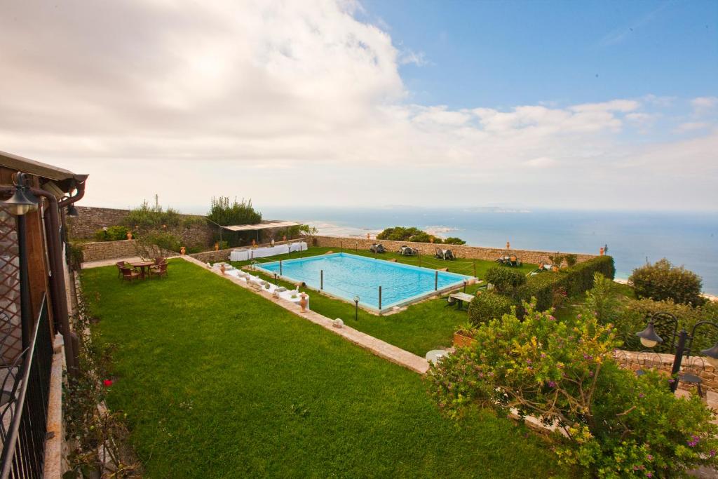 an aerial view of a yard with a swimming pool at Belvedere San Nicola in Erice