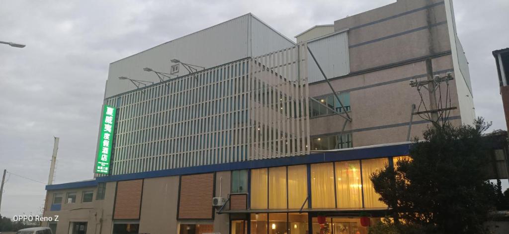 a building with a sign on top of it at 夏威夷酒店Melody Hawaii Hotel in Taitung City