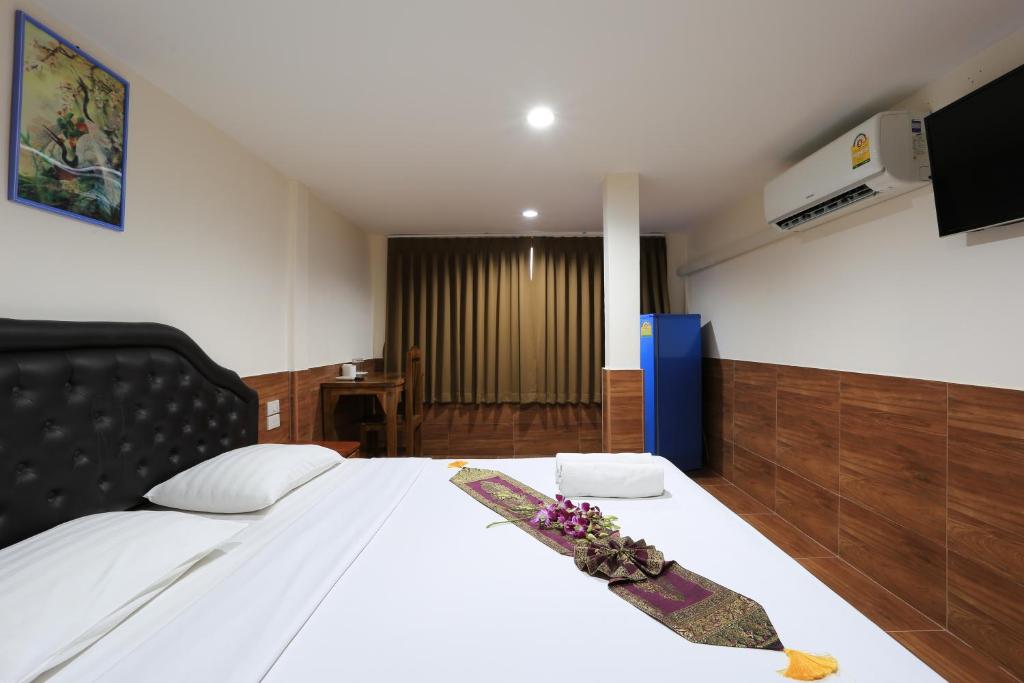 Postel nebo postele na pokoji v ubytování The Siam Guest House - SHA Extra Plus