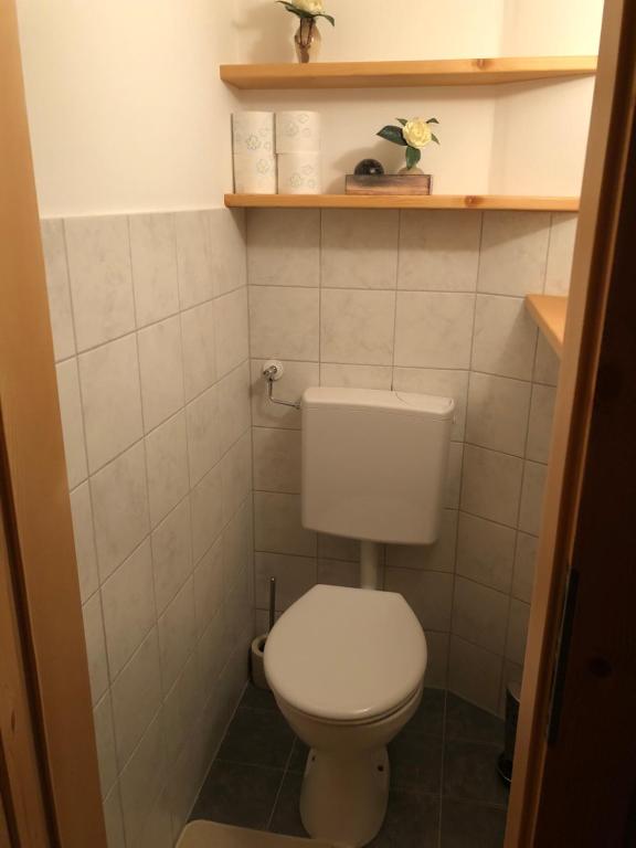 Kúpeľňa v ubytovaní Chalet - Direkt am 5 Sterne Campingplatz Aufenfeld im Zillertal mit Hallenbad und Sauna