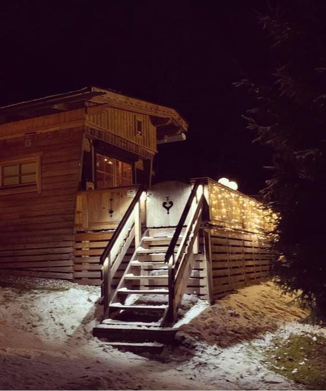 Fotografia z galérie ubytovania Chalet - Direkt am 5 Sterne Campingplatz Aufenfeld im Zillertal mit Hallenbad und Sauna v destinácii Aschau