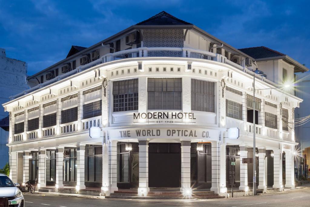um edifício branco com as palavras hotel moderno em Modern Hotel Georgetown em George Town