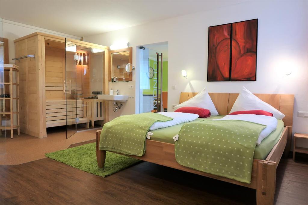 1 Schlafzimmer mit einem Bett und einem Bad in der Unterkunft Ferienwohnung Simonhof in Maria Alm am Steinernen Meer