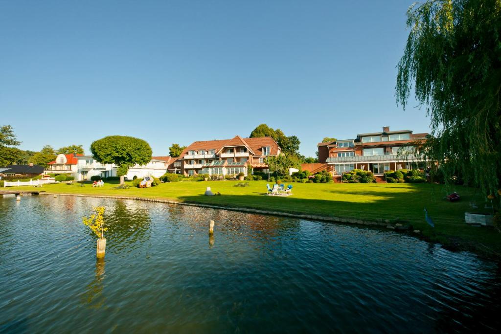 Výhled na řeku, která protéká v blízkosti hotelu