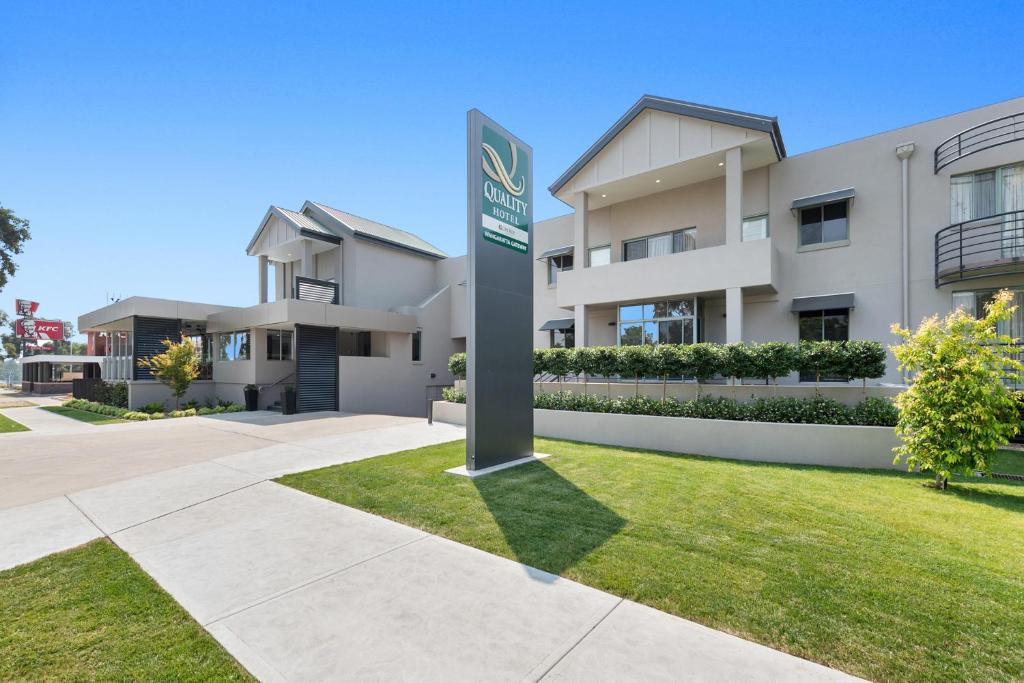 un edificio con una señal delante de él en Quality Hotel Wangaratta Gateway, en Wangaratta