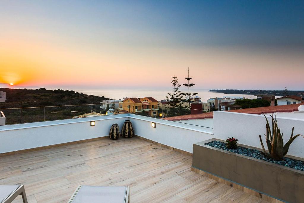 balcón con vistas al océano en Villa Amelia, en Kalathas