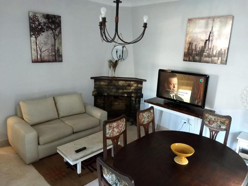 uma sala de estar com uma mesa e um sofá em El chalecito de Marta (PH) em Necochea