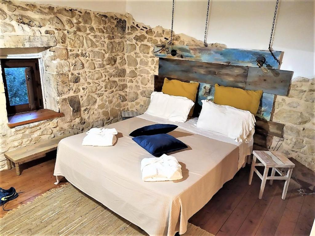 ein Schlafzimmer mit einem großen Bett mit Handtüchern darauf in der Unterkunft Only for two Giumbabulla in Ragusa