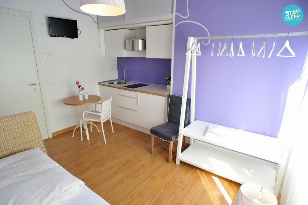 Kuchyň nebo kuchyňský kout v ubytování Stop & Sleep Udine Fronte Ospedale Civile