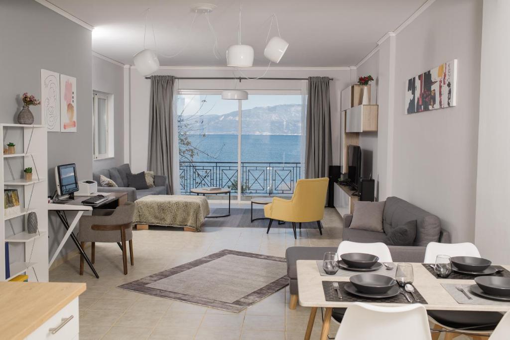 - un salon avec vue sur l'océan dans l'établissement nelion 01 - a DREAM apartment with amazing view, à Aigio