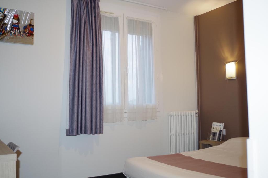 Postel nebo postele na pokoji v ubytování The Originals City, Hôtel Le Savoy, Caen