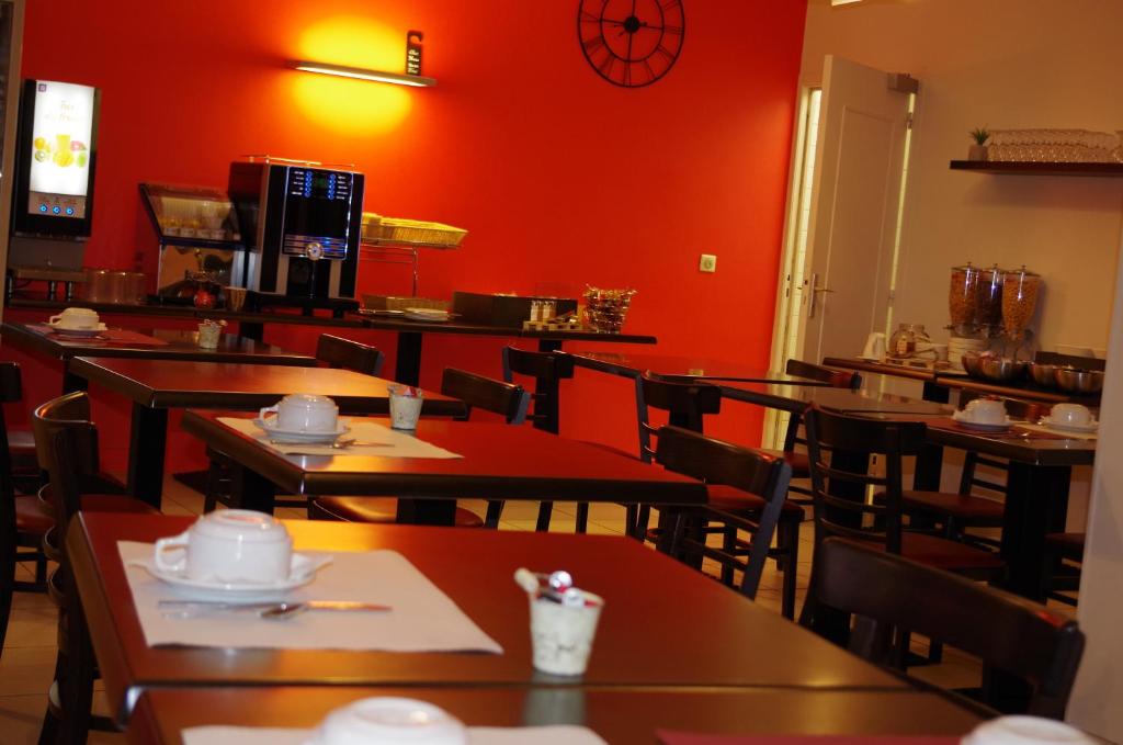 Restaurace v ubytování The Originals City, Hôtel Le Savoy, Caen