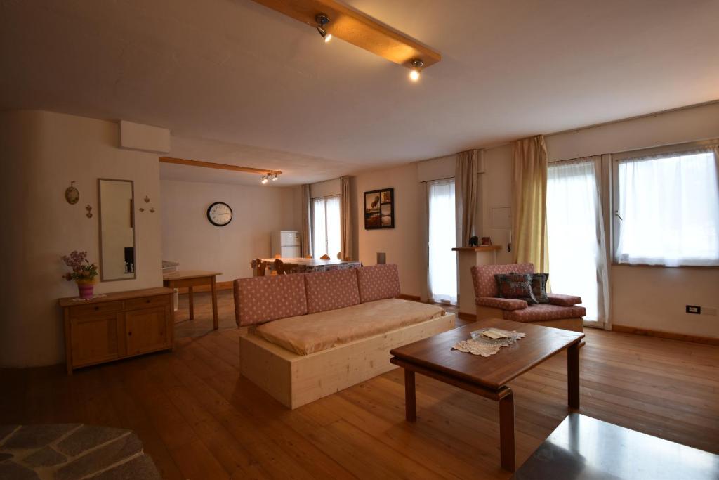 CASA DEFLORIAN في تيزيرو: غرفة معيشة مع أريكة وطاولة