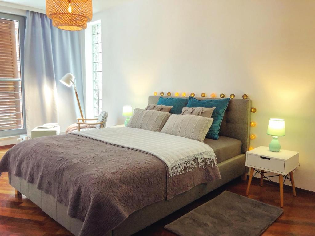 USTRONNE ZACISZE - Ustroń Zdrój Zeta Park في أوسترون: غرفة نوم مع سرير كبير مع اللوح الأمامي الأزرق
